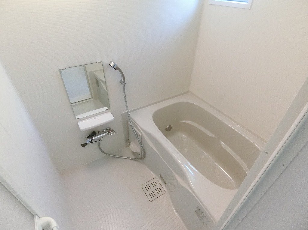 バス・シャワールーム　追焚き機能・浴室乾燥機・換気窓付きのバスルーム