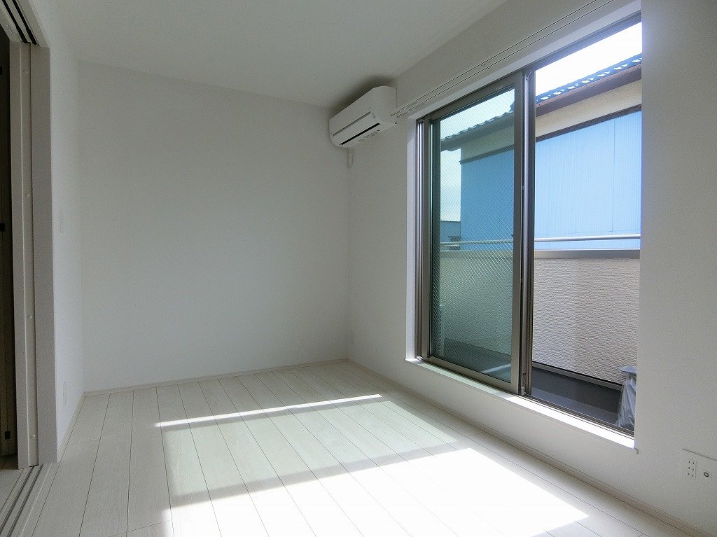 居室・リビング　南向き　前面棟の影響なく陽当り良好です。エアコン完備