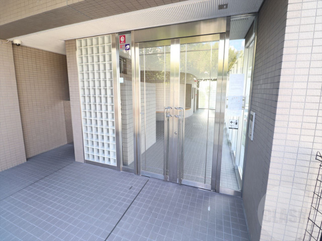 エントランス　オートロック付きで安心です