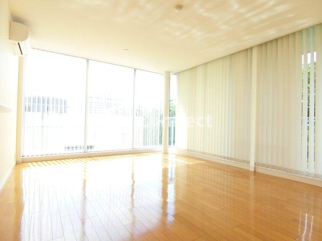 その他部屋・スペース　角部屋で２面に窓があります。