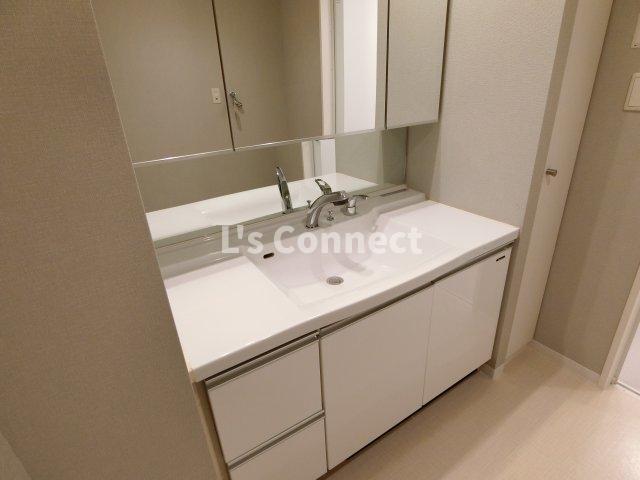 洗面設備　朝の支度もスムーズな独立洗面台。