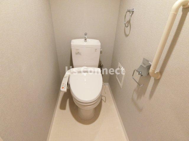 トイレ　温水洗浄便座付きのトイレ。