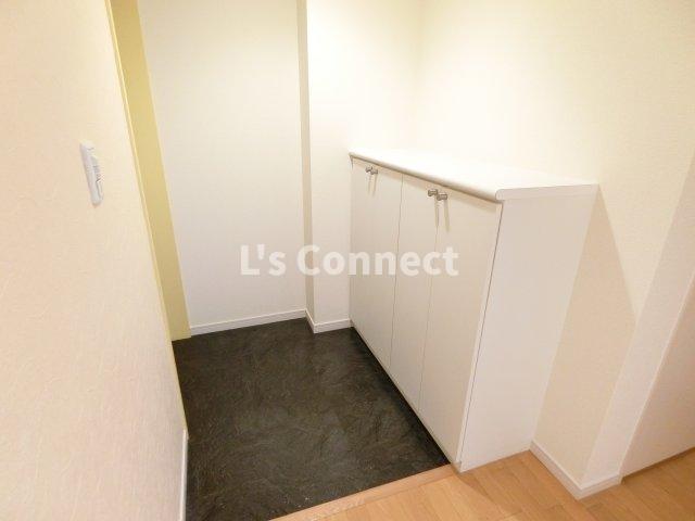 玄関　下駄箱付きで靴も収納できます。