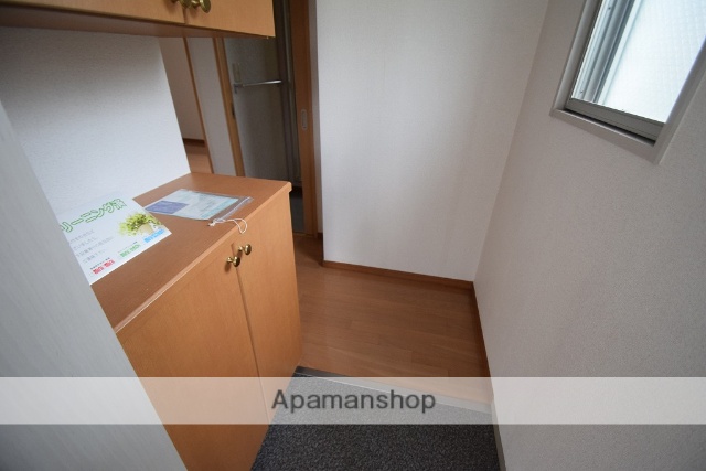 玄関　206号室の写真を使用