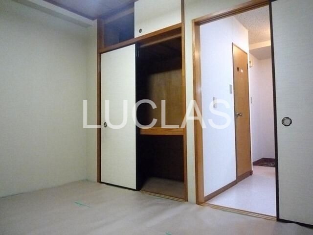 その他部屋・スペース　木目調の床と白の壁紙で暖かみのある居室♪