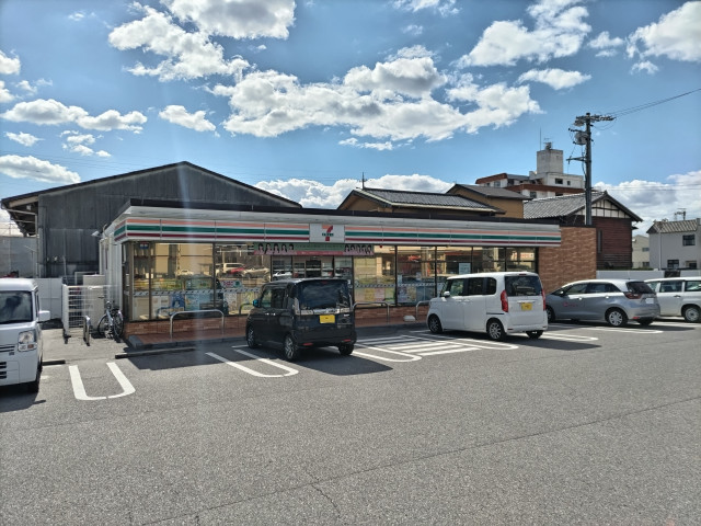 コンビニ　セブンイレブン岡崎錦町店（コンビニ）まで120m