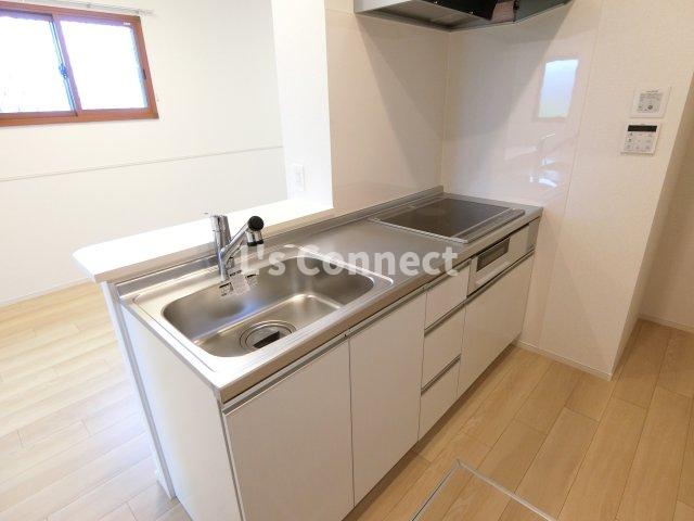 キッチン　２口ＩＨとラジエントヒーターの３口システムキッチン。