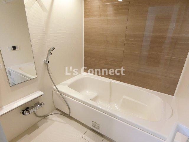 バス・シャワールーム　足を伸ばして入れる１坪浴室。追焚き、浴室乾燥付き。