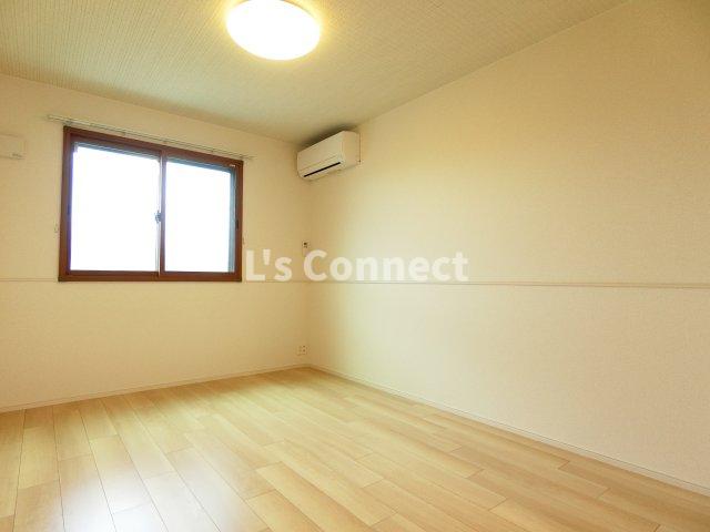 その他部屋・スペース　洋室にもエアコン付きです。