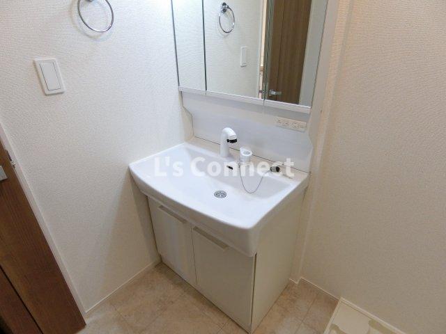 洗面設備　朝の支度もスムーズな独立洗面台。