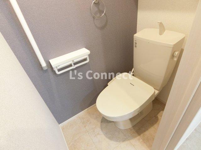 トイレ　温水洗浄便座付きのトイレ。