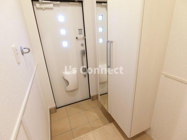 玄関　背の高い下駄箱には鏡付きで身だしなみチェック。