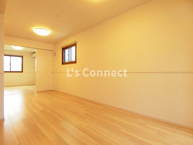 居室・リビング　角部屋で２面に窓があります。