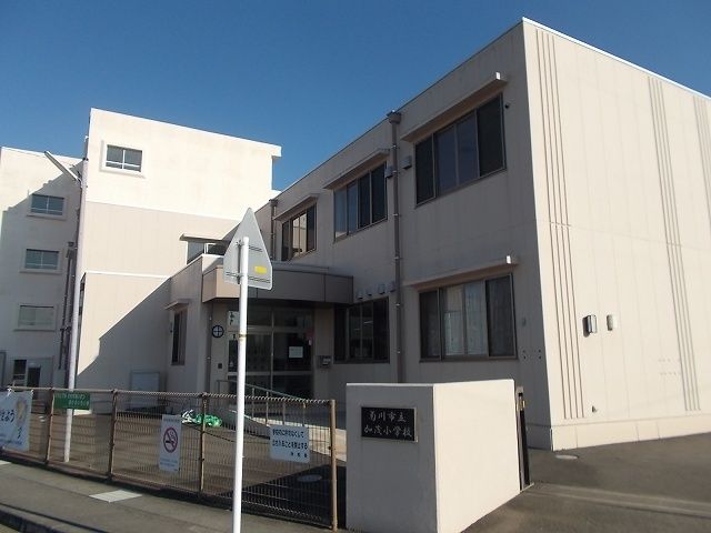 小学校　菊川市立加茂小学校（小学校）まで700m