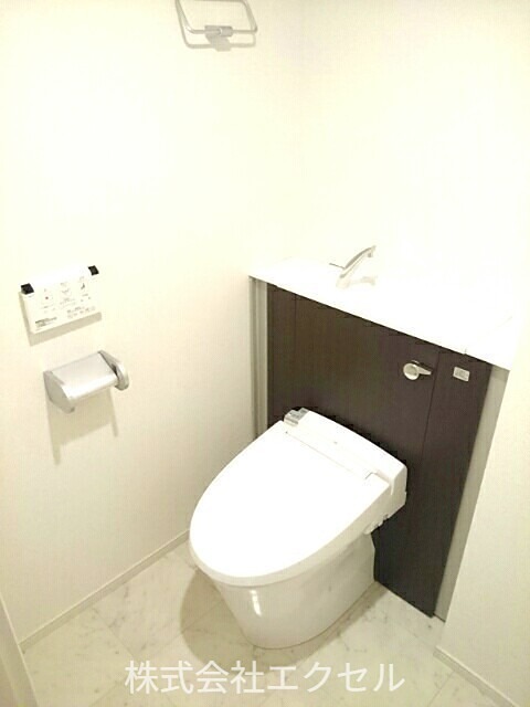 トイレ　温水洗浄便座です。