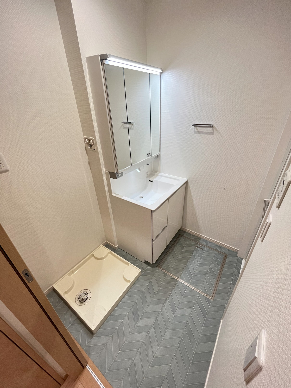 洗面設備　三面鏡、蛇口レス、タッチレス照明付き