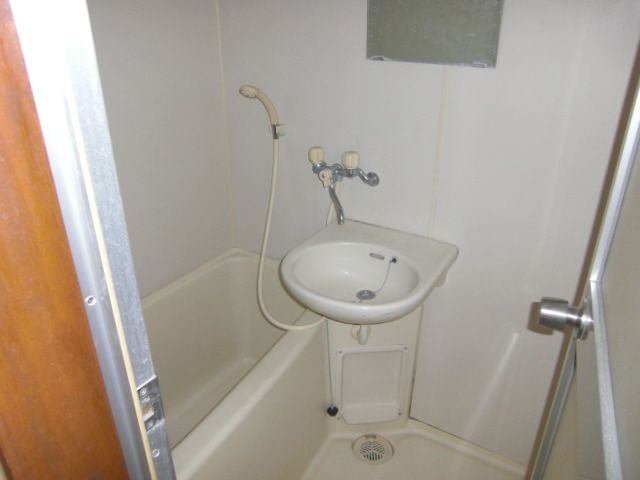 バス・シャワールーム　女性の方にうれしいバス・トイレ別です。