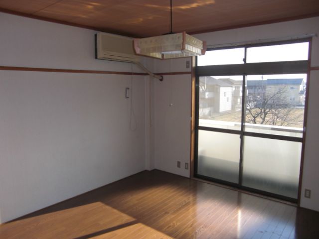 居室・リビング　日当たり良好な室内です。