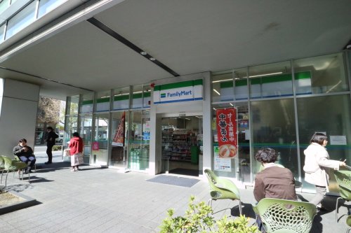 コンビニ　ファミリーマート 白川通本町店（コンビニ）まで152m