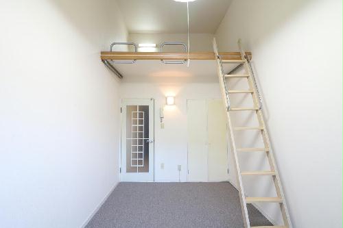 居室・リビング　（※一部号室は家具家電なし）１Ｆはフローリング仕様・２Ｆは絨