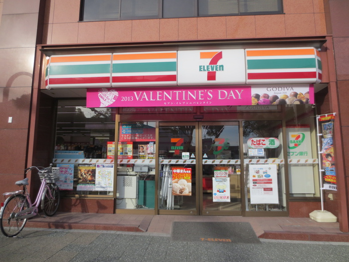 コンビニ　セブンイレブン（コンビニ）まで300m