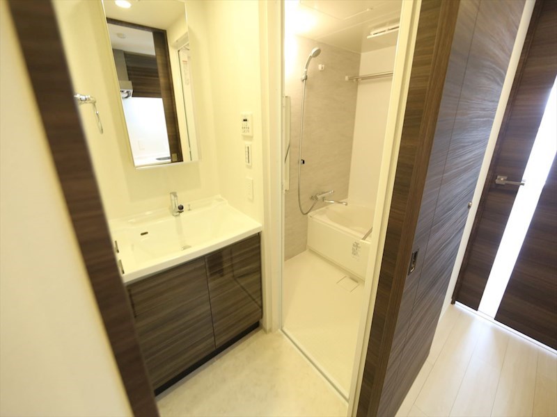 洗面設備　脱衣所　独立洗面台（シャンプードレッサー付）収納スペース有