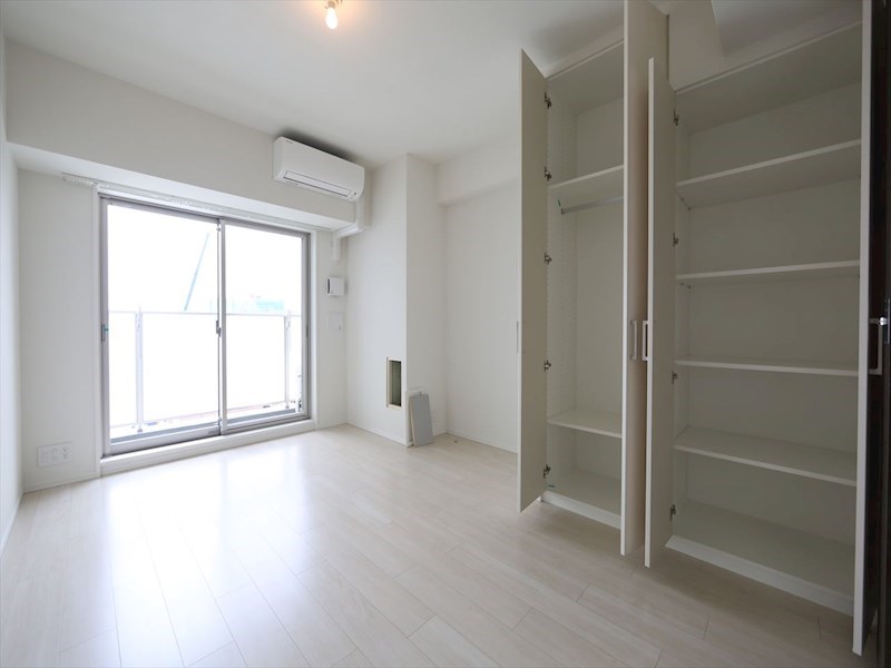 居室・リビング　洋室7.5帖　エアコン完備　バルコニー