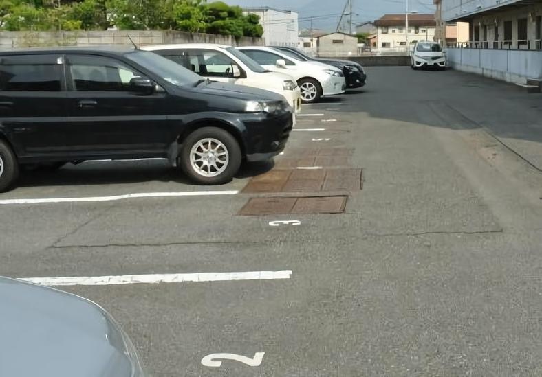 駐車場　大通りから一本奥の敷地内駐車場。出し入れしやすい配置です。