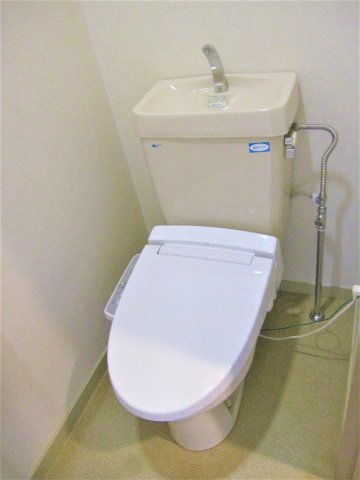 トイレ　手洗い・温水洗浄便座付きで、使いやすさに配慮したトイレ。