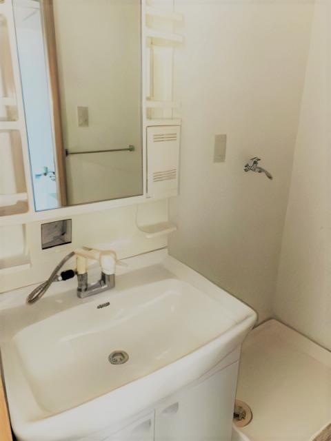 洗面設備　清潔な洗面台で、気持ちよく一日を始められます