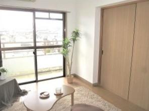 居室・リビング　遮るものがない南向き。光と富士山が入るリビング。