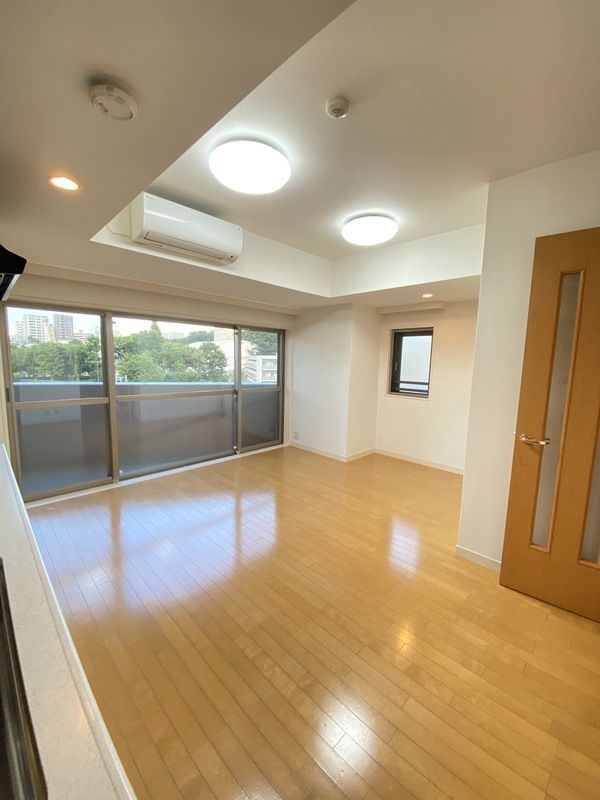 居室・リビング　こちらのリビングで趣味の時間をお楽しみください