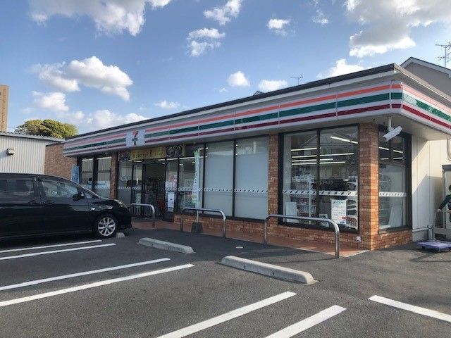 コンビニ　セブンイレブン（コンビニ）まで900m