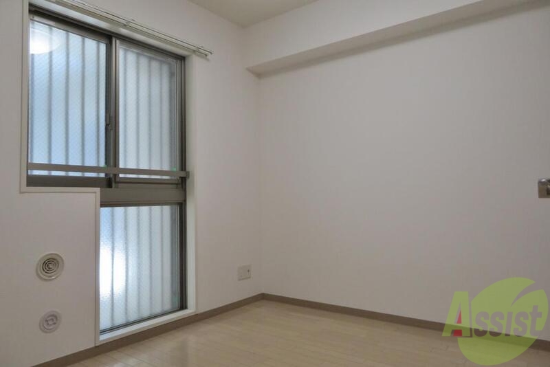 その他部屋・スペース　ちょっと変わった感じの窓ですね。風通しも良さそうです。