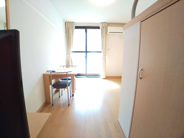 居室・リビング　ワイドな窓にて明るいお部屋