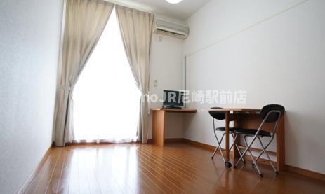 その他部屋・スペース　開放的な寝室です