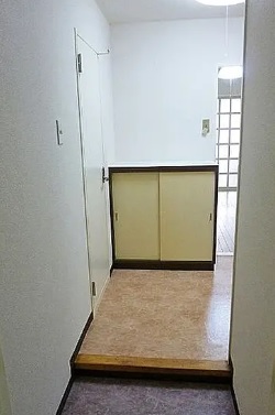 玄関　別のお部屋の室内写真になります。