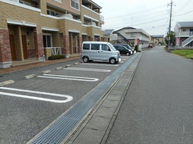 駐車場　駐車場があるので、車を買う予定の方も安心です
