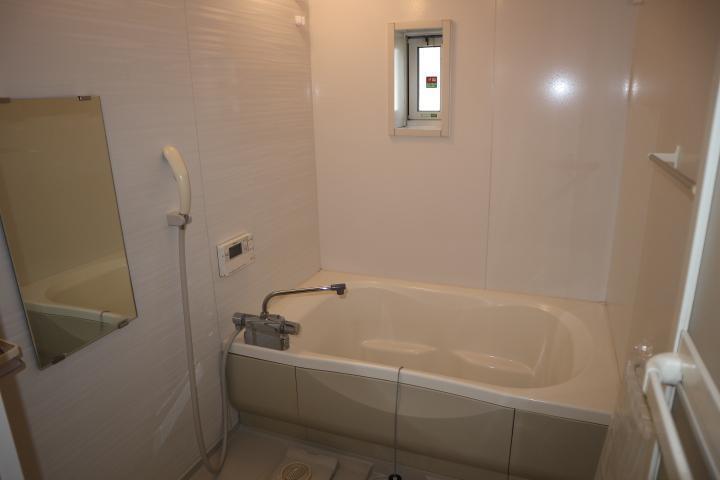 バス・シャワールーム　ゆったりしたバスコアに清潔感のある洗い場です。