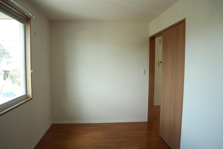 その他部屋・スペース　洋室です。窓も大きめで換気も採光も良し。