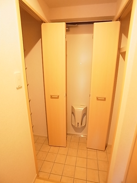 玄関　玄関入ると左右に収納スペース付いてます。