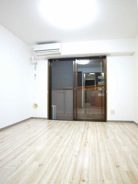 居室・リビング　南向きなので日当たりが良く日中は照明なしで過ごせます♪