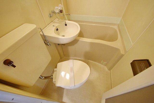 バス・シャワールーム　★お掃除のしやすい3点タイプのユニットバスです★