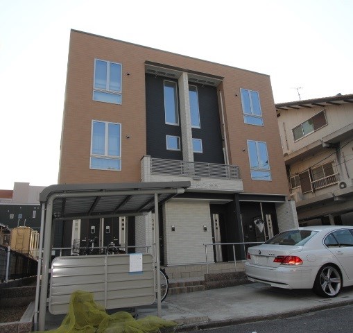 建物外観　外観　屋根付き駐輪場有り　敷地内平面駐車場