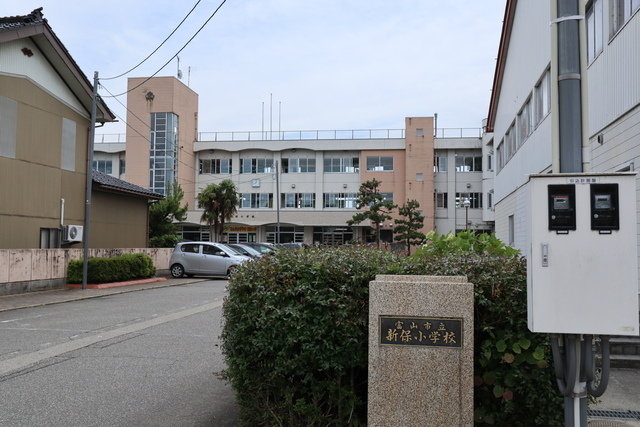 小学校　新保小学校（小学校）まで2100m