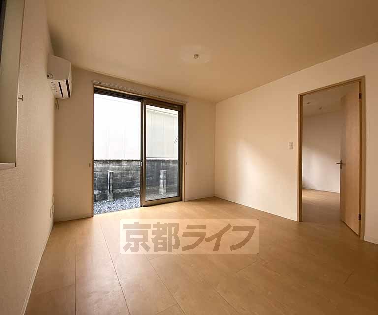 居室・リビング　落ち着いた雰囲気のお部屋です