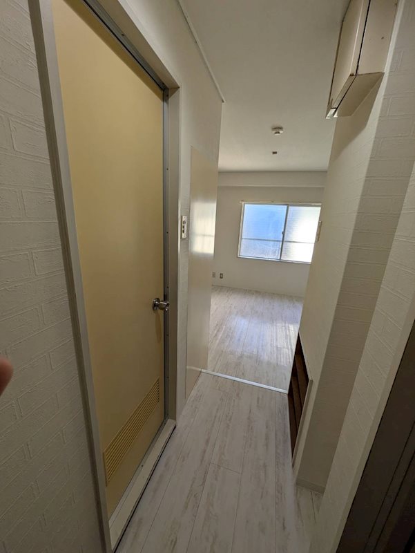 居室・リビング　同建物他号室の室内写真です。（401号室）