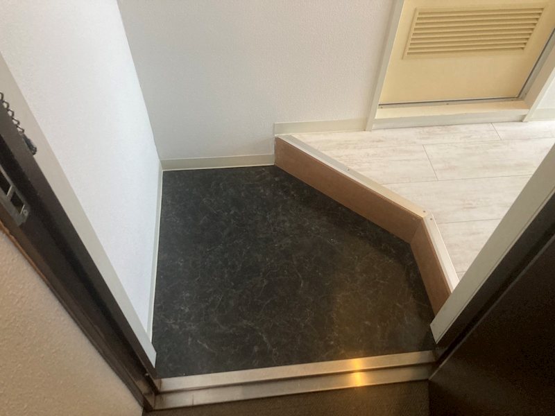 玄関　同建物他号室の室内写真です。（401号室）