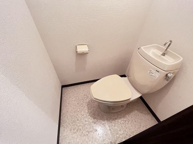 トイレ　※リノベ前のお写真です※