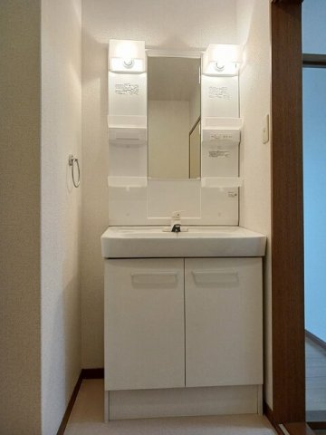 洗面設備　明るい洗面所です